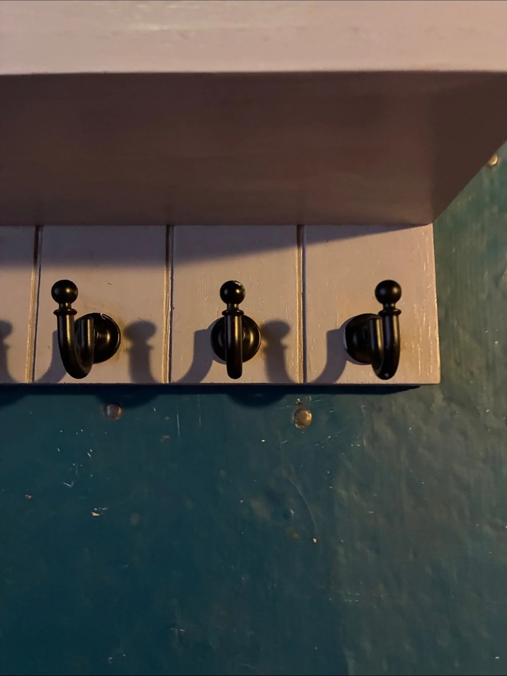 Great Wall-Mounted Keychain Rack with Shelf & Black Hooks